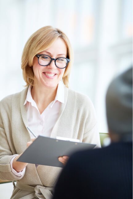 talking-to-refugee-4SBQMPM-1.jpg talking-to-refugee-4SBQMPM-1.jpg